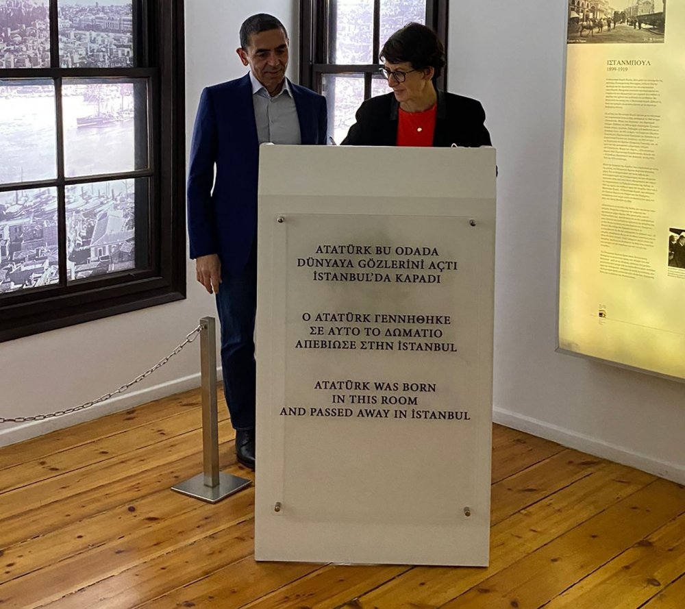 BioNTech’in kurucu ortakları Özlem Türeci ve Uğur Şahin Selanik’te Atatürk Evi’ni ziyaret etti