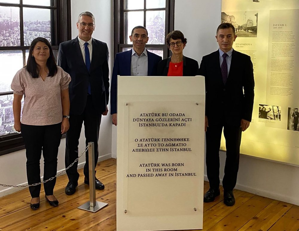 BioNTech’in kurucu ortakları Özlem Türeci ve Uğur Şahin Selanik’te Atatürk Evi’ni ziyaret etti