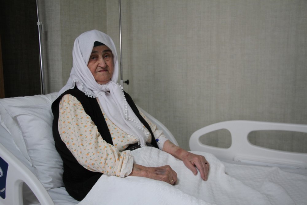 2 doz aşı hayatta tuttu, 89 yaşındaki Firdevs nine koronayı hafif atlattı