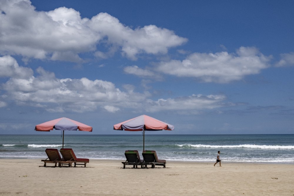 Bali kapılarını yabancı turistlere yeniden açtı