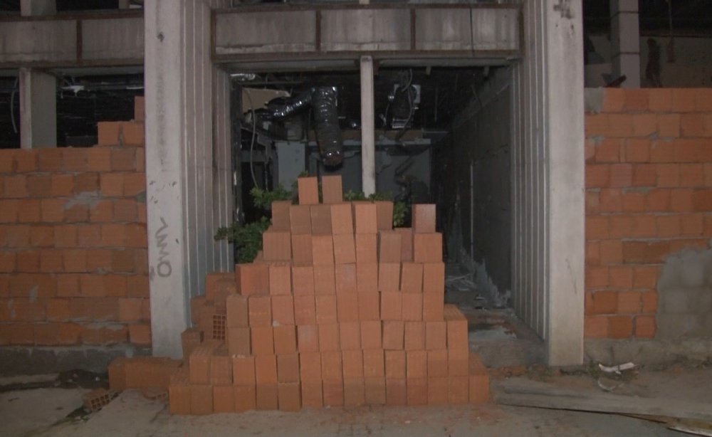 Reza Zarrab’ın holding binasının girişine hırsızları engellemek için duvar örüldü