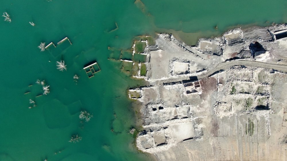 Sulara gömülen köy 12 yıl sonra ortaya çıktı