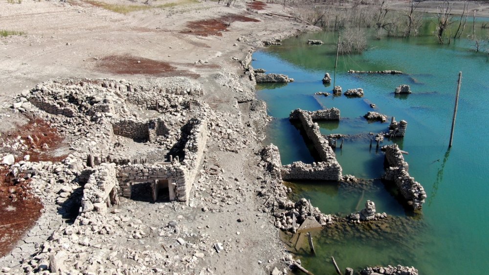 Sulara gömülen köy 12 yıl sonra ortaya çıktı