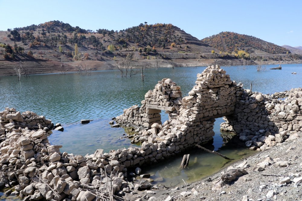 Sulara gömülen köy 12 yıl sonra ortaya çıktı
