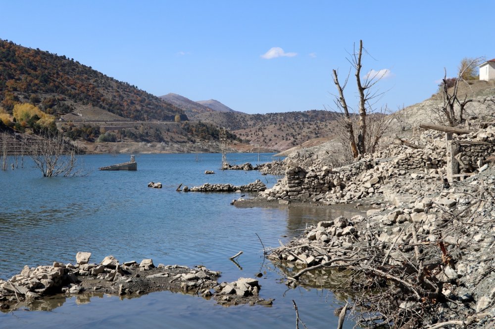 Sulara gömülen köy 12 yıl sonra ortaya çıktı
