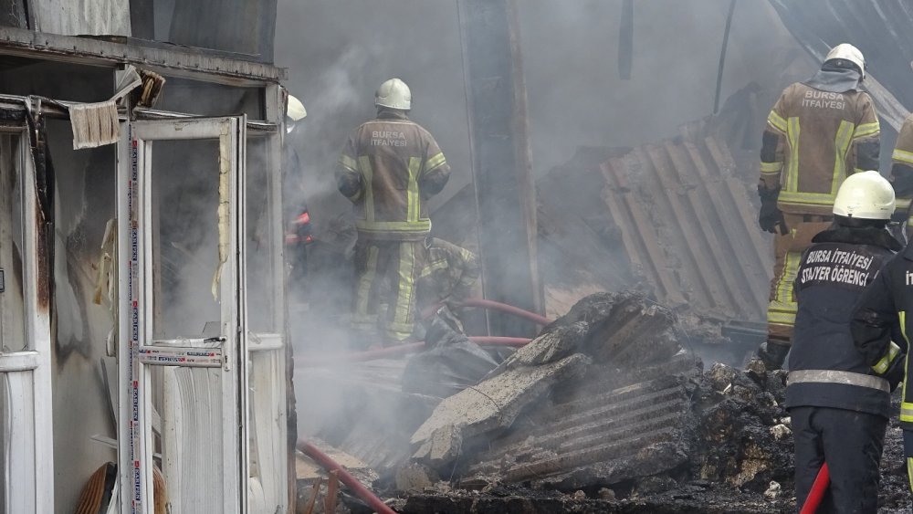 Bursa’da tekstil fabrikasındaki büyük yangın 3 saatin sonunda kontrol altına alındı