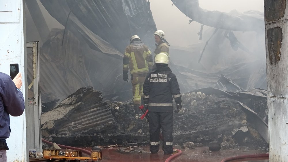 Bursa’da tekstil fabrikasındaki büyük yangın 3 saatin sonunda kontrol altına alındı