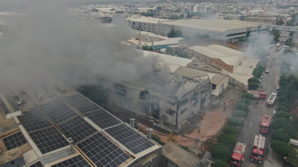 Bursa’da tekstil fabrikasındaki büyük yangın 3 saatin sonunda kontrol altına alındı