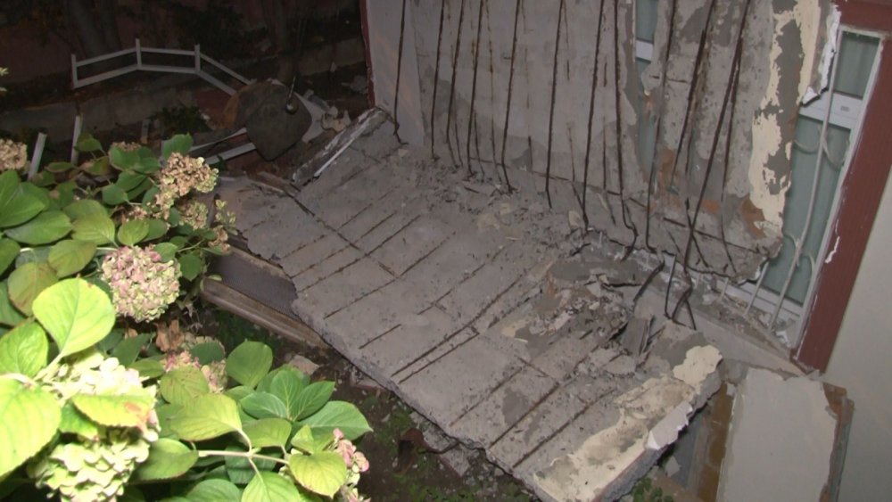 Avcılar’da bir apartman dairesinin balkonu çöktü, bina tahliye edildi