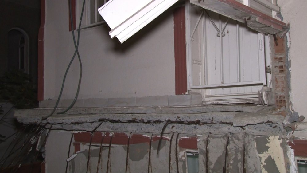 Avcılar’da bir apartman dairesinin balkonu çöktü, bina tahliye edildi