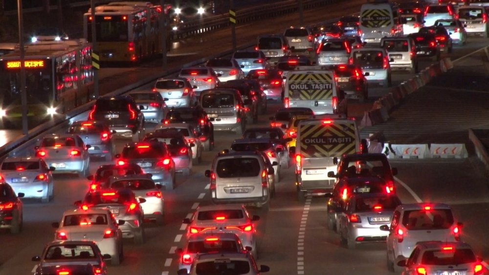 İstanbul’da haftanın ilk iş gününde yağmur, trafiği vurdu