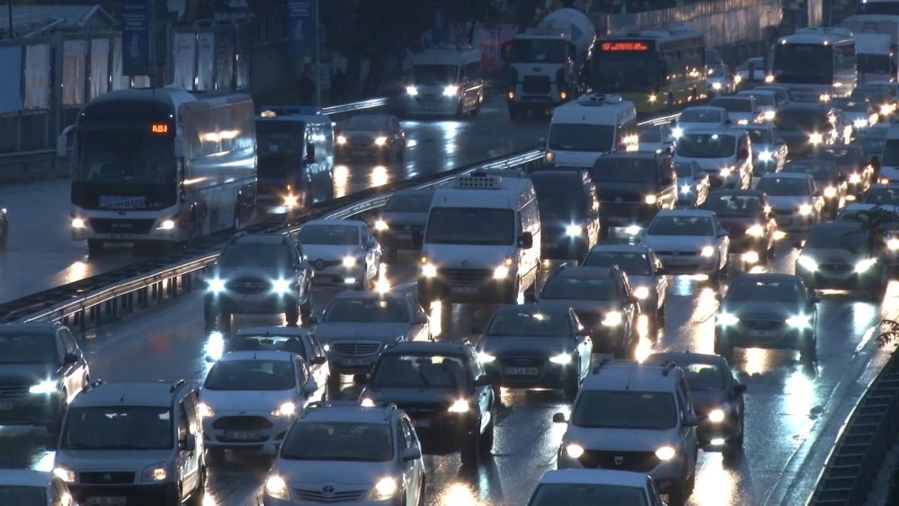İstanbul’da haftanın ilk iş gününde yağmur, trafiği vurdu
