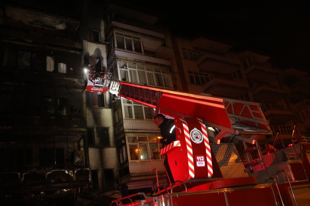 5 katlı bina küle döndü: Yanan evlerini gözyaşları içerisinde izlediler