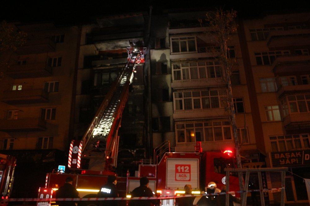 5 katlı bina küle döndü: Yanan evlerini gözyaşları içerisinde izlediler