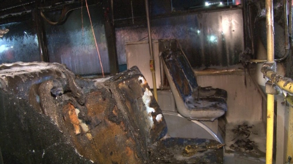 Bahçelievler’de benzinliğin yanında park halinde olan halk otobüsü alev alev yandı