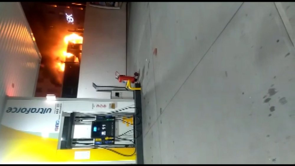 Bahçelievler’de benzinliğin yanında park halinde olan halk otobüsü alev alev yandı