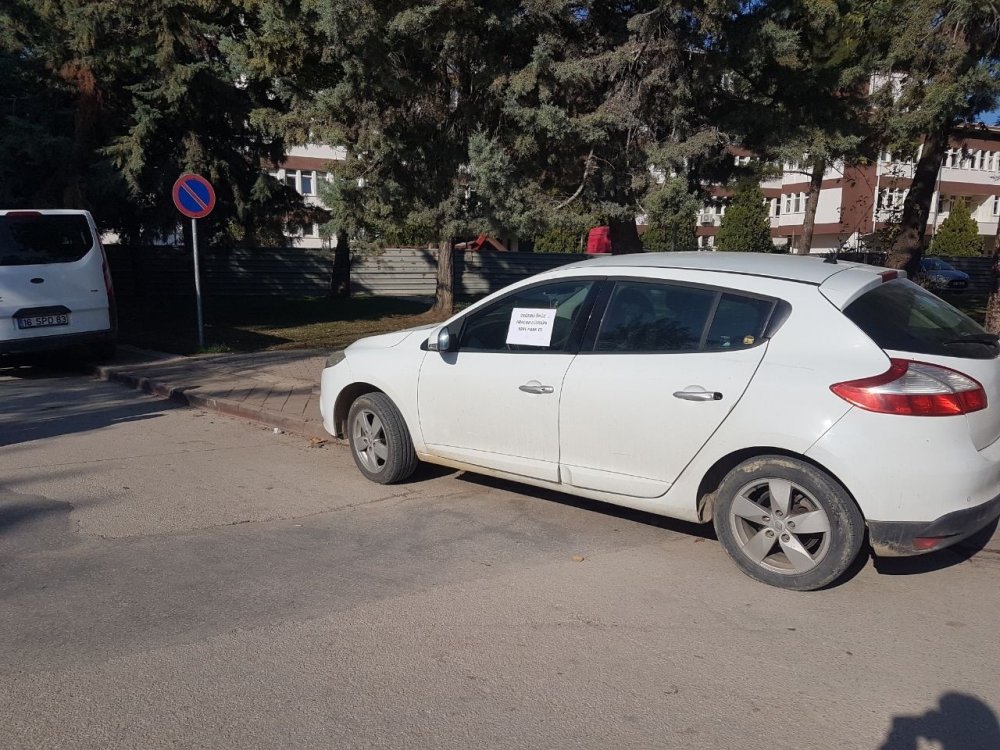 Yaya yoluna park edilen aracın camına asılan yazı şaşkına çevirdi