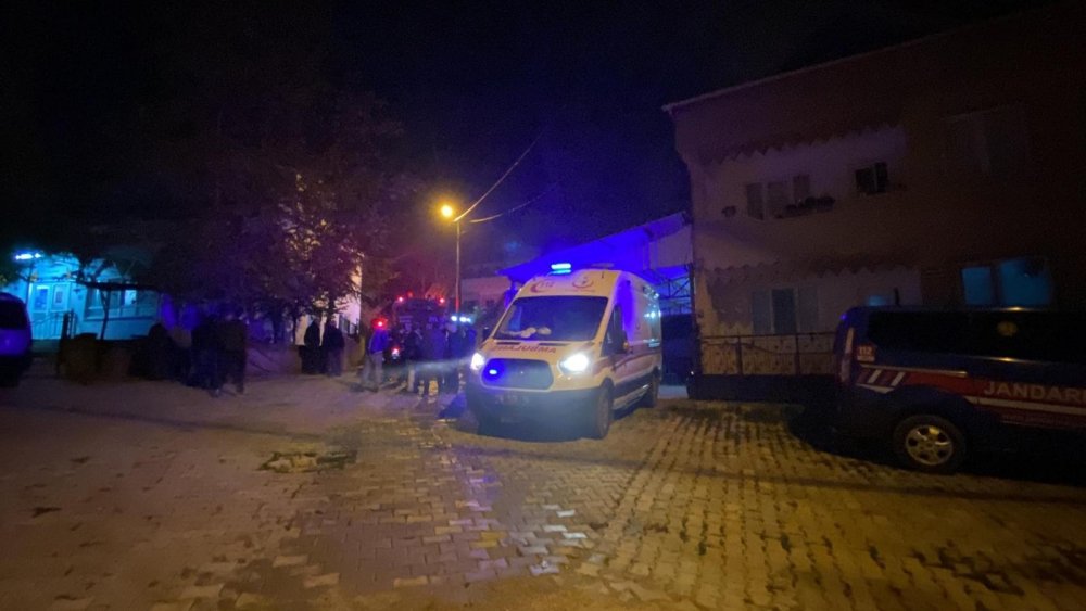 3 katlı evin teras katında korkutan yangın: Mahsur kalan adamı alevlerin arasından kurtardılar