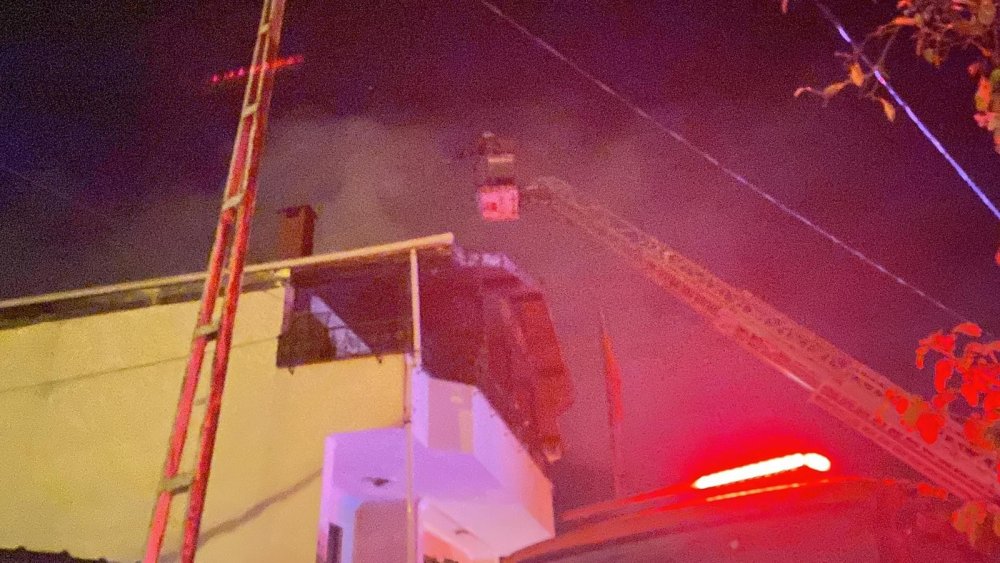 3 katlı evin teras katında korkutan yangın: Mahsur kalan adamı alevlerin arasından kurtardılar