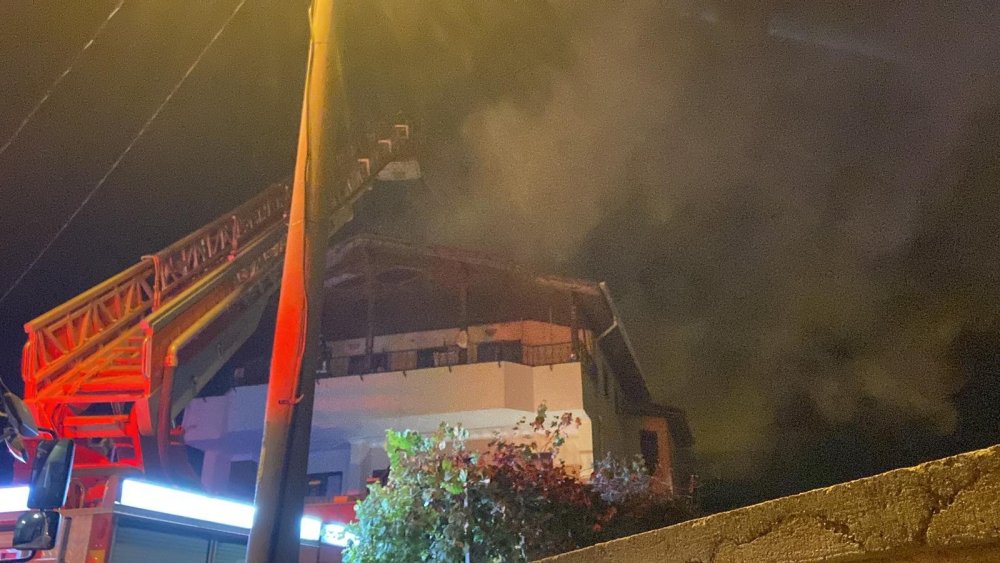 3 katlı evin teras katında korkutan yangın: Mahsur kalan adamı alevlerin arasından kurtardılar