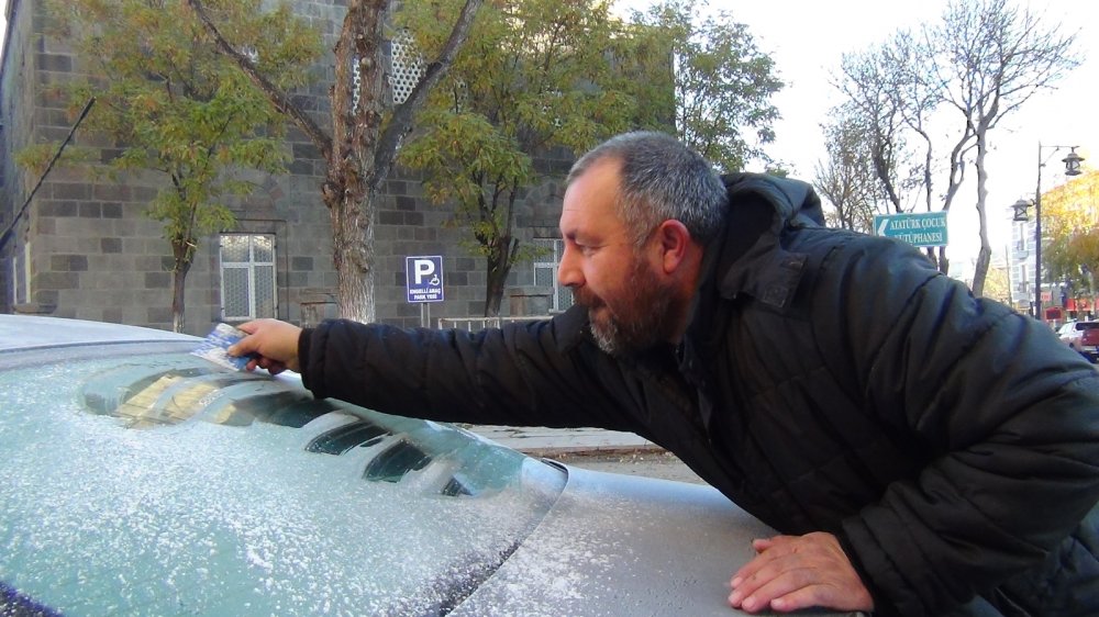 Kars eksi 10’u gördü, araçların camları dondu