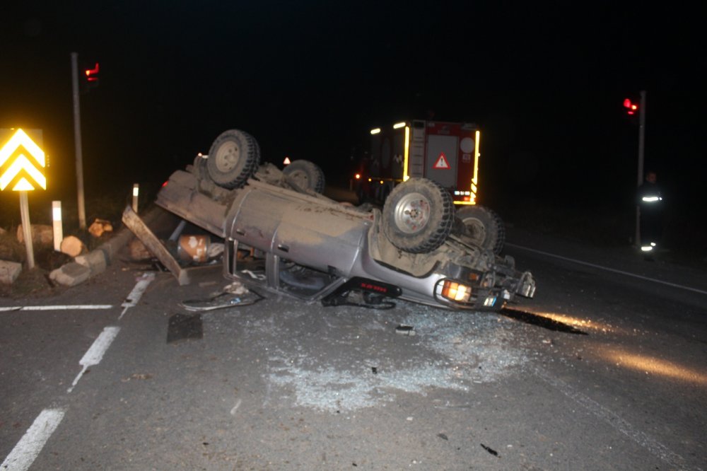 Otomobille çarpışan kamyonet hurdaya döndü: 1 yaralı