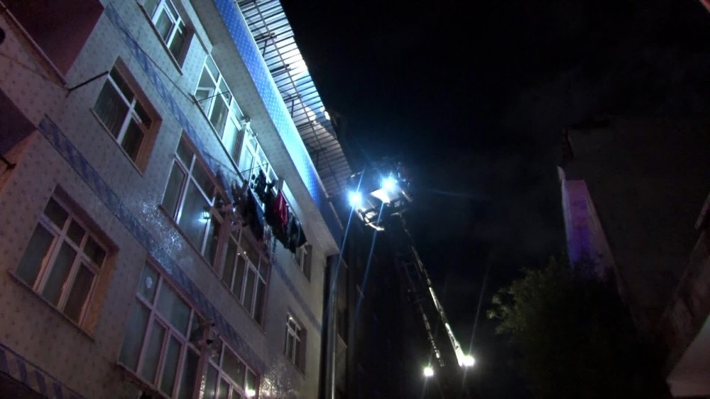 Bağcılar’da 4 katlı binada korkutan yangın