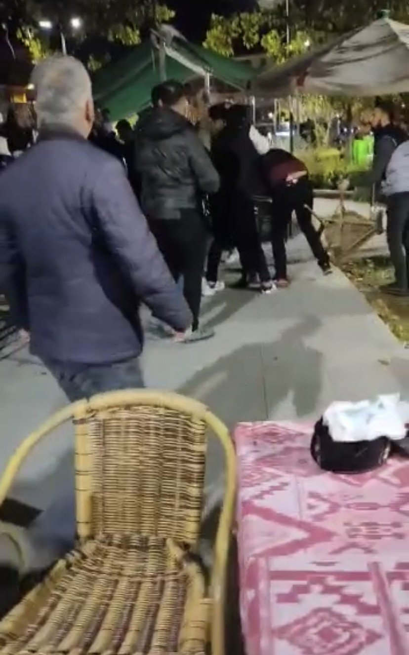 Bursa’da Beşiktaş-galatasaray Maçını İzleyen Taraftarlar Arasında Kavga Çıktı