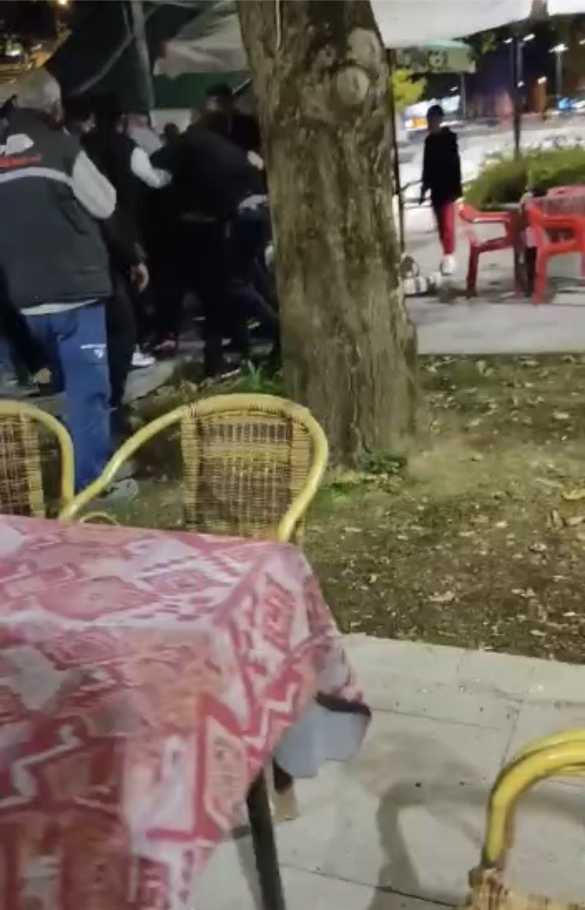 Bursa’da Beşiktaş-galatasaray Maçını İzleyen Taraftarlar Arasında Kavga Çıktı