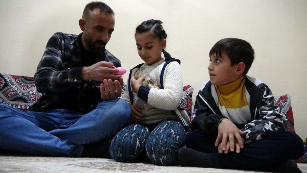 Evine aldığı yavru sincabı biberonla besliyor