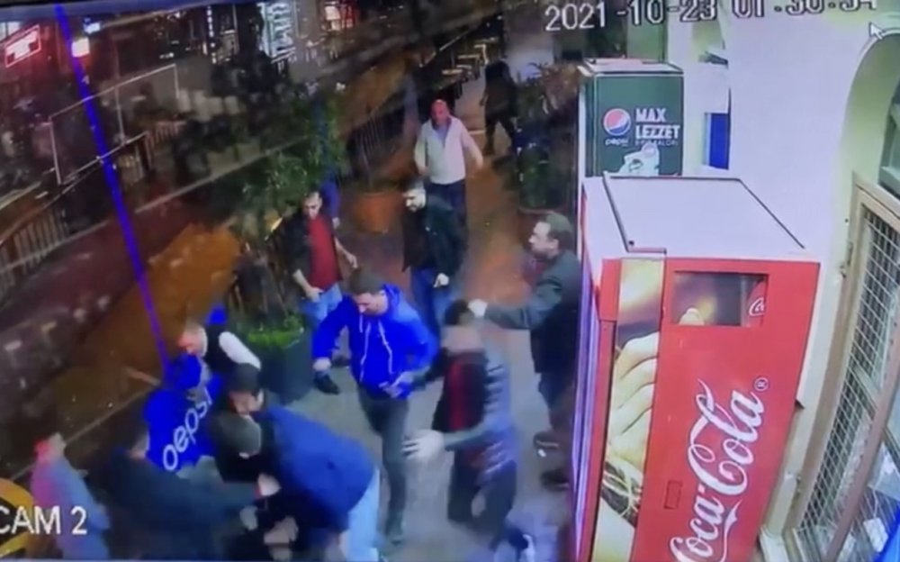 Beyoğlu’nda hareketli dakikalar: Polis saldırganı önce yakaladı sonra linçten kurtardı