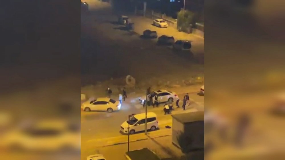 Husumetli iki grup arasındaki taşlı sopalı kavgada ortalık savaş alanına döndü