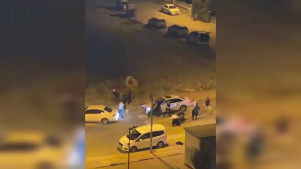 Husumetli iki grup arasındaki taşlı sopalı kavgada ortalık savaş alanına döndü