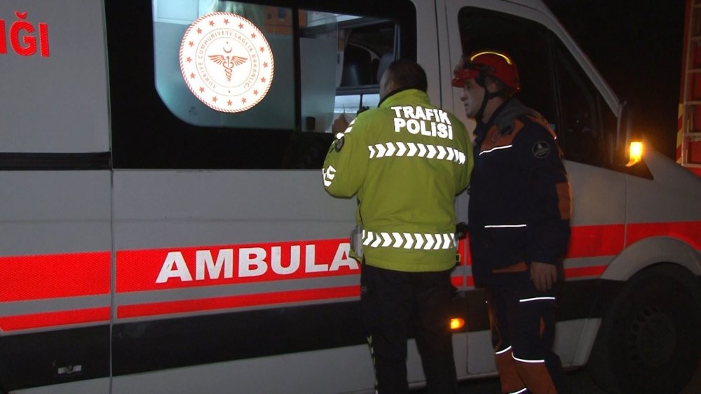 Beylikdüzü'nde Otomobil Ağaçla Duvar Arasında Sıkıştı: 1 Yaralı