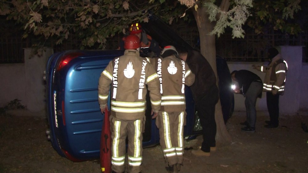 Beylikdüzü'nde Otomobil Ağaçla Duvar Arasında Sıkıştı: 1 Yaralı