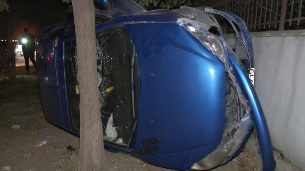 Beylikdüzü'nde Otomobil Ağaçla Duvar Arasında Sıkıştı: 1 Yaralı