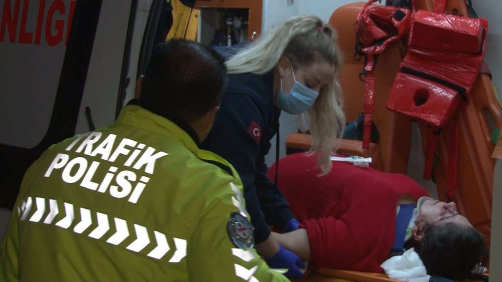 Beylikdüzü'nde Otomobil Ağaçla Duvar Arasında Sıkıştı: 1 Yaralı