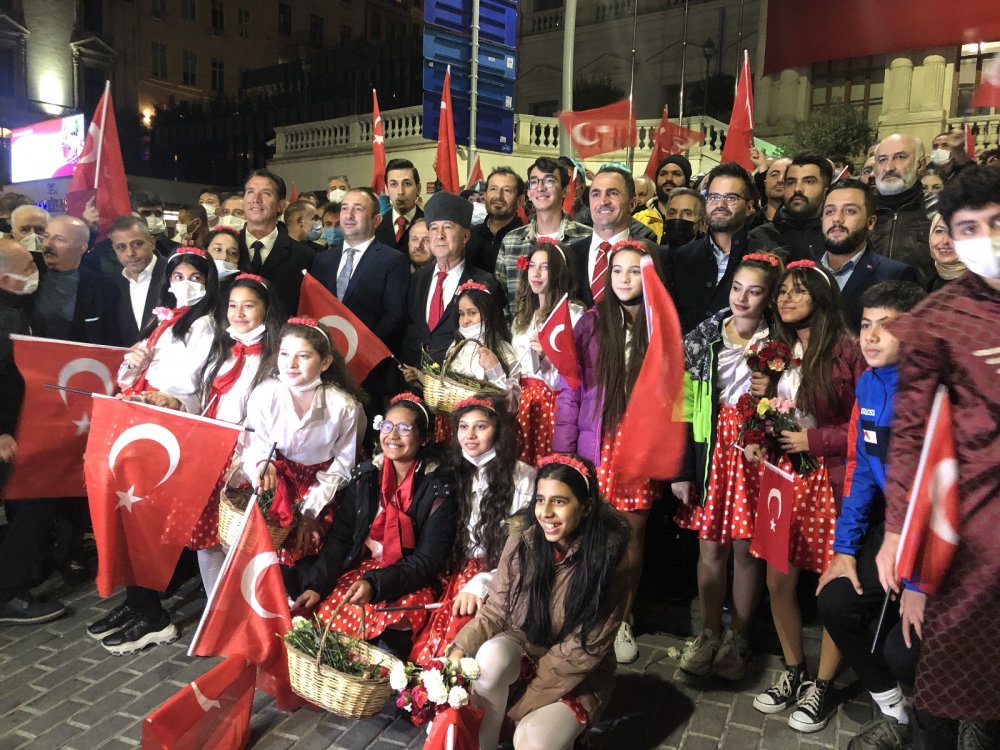 Cumhuriyetin 98. yılı Beyoğlu’nda coşkuyla kutlandı