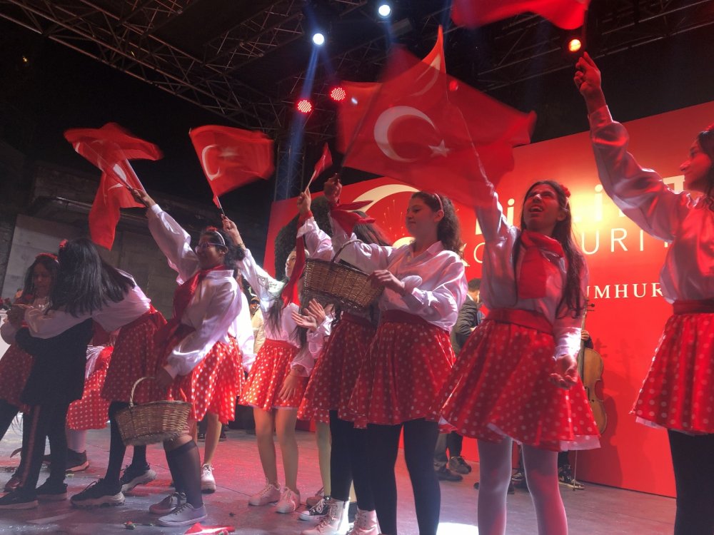 Cumhuriyetin 98. yılı Beyoğlu’nda coşkuyla kutlandı