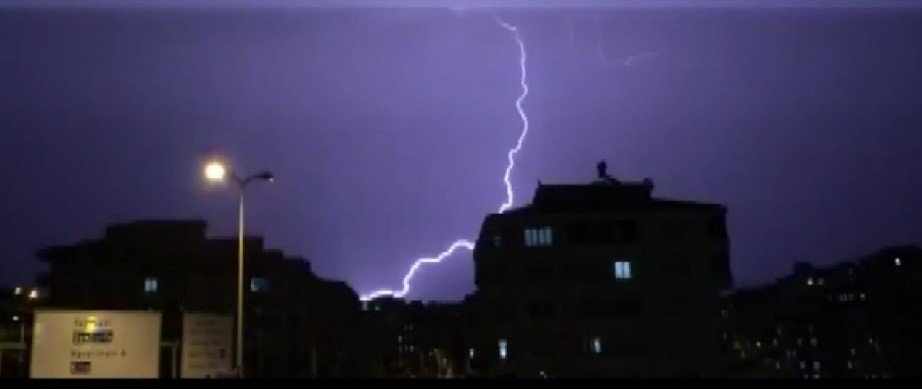 Gaziantep'te Çakan Şimşekler Geceyi Aydınlattı