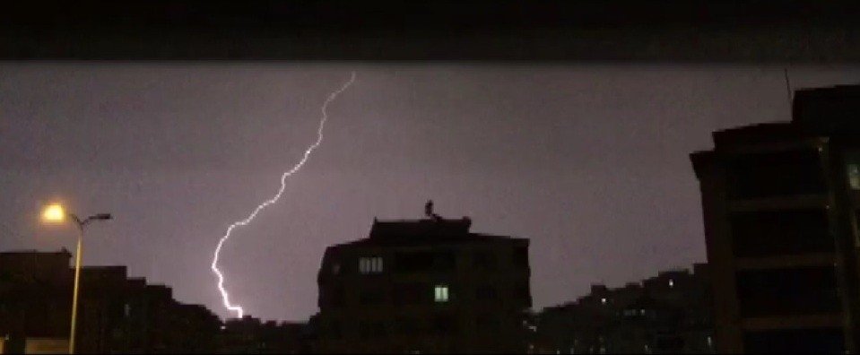 Gaziantep'te Çakan Şimşekler Geceyi Aydınlattı