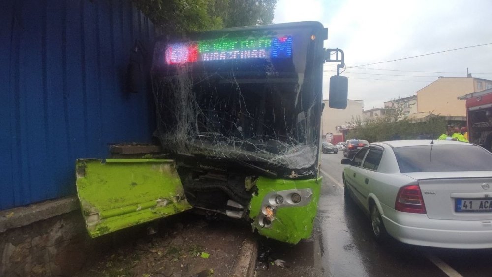 Kocaeli'de korkunç kaza! Kadın Sürücü Hayatını Kaybetti