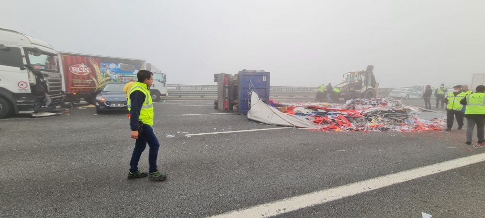 Kuzey Marmara Otoyolunda 6 aracın çarpışmasıyla zincirleme kaza meydana geldi