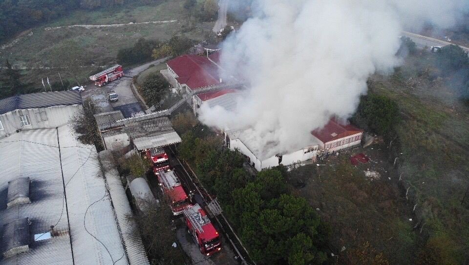 Maltepe’de 500 metrekarelik kağıt deposu alev alev yandı