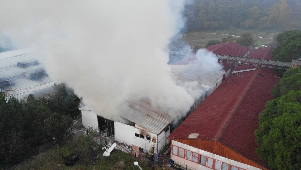 Maltepe’de 500 metrekarelik kağıt deposu alev alev yandı