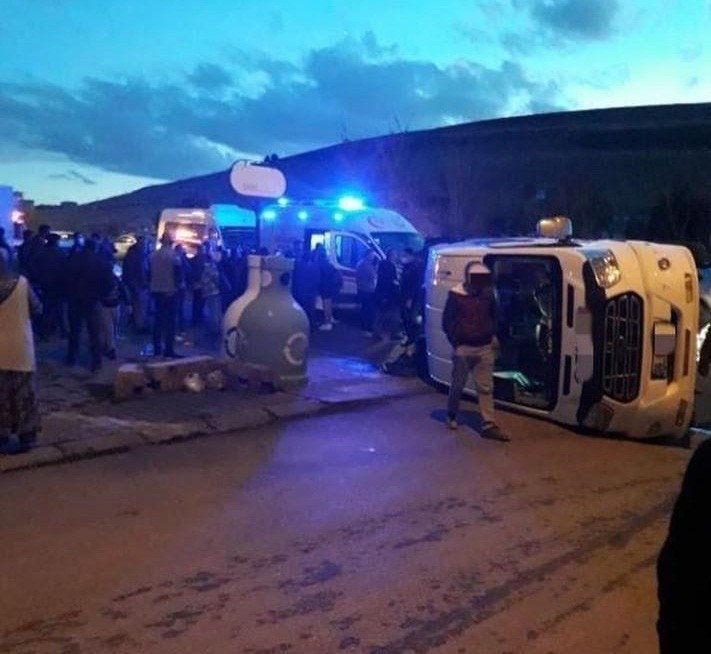 Ankara’da öğrencileri taşıyan servis devrildi: 6 çocuk yaralandı
