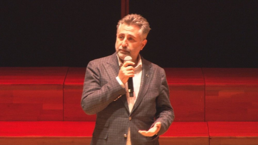 Depremde ölen ikizler için düzenlenen anma gecesinde duygu dolu anlar yaşandı