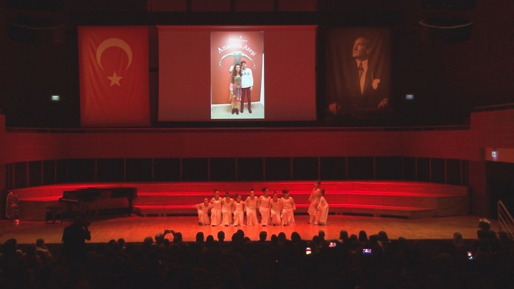 Depremde ölen ikizler için düzenlenen anma gecesinde duygu dolu anlar yaşandı