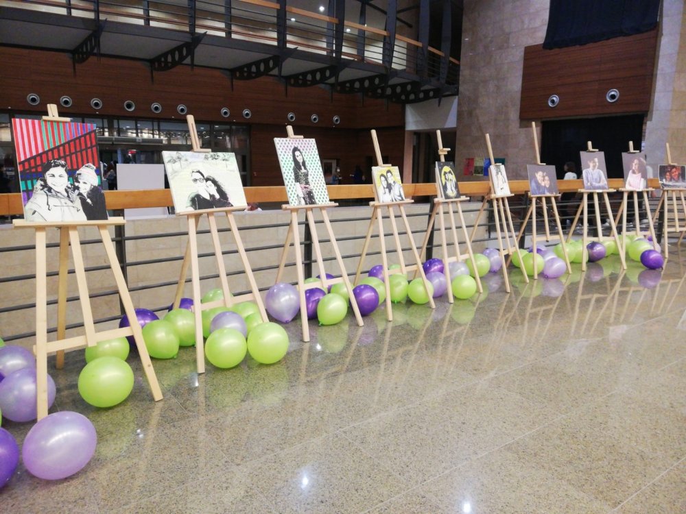 Depremde ölen ikizler için düzenlenen anma gecesinde duygu dolu anlar yaşandı