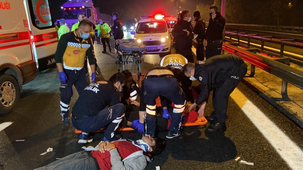 Büyükçekmece’de ticari taksi yakıt tankerine çarptı: 2’si ağır 10 yaralı